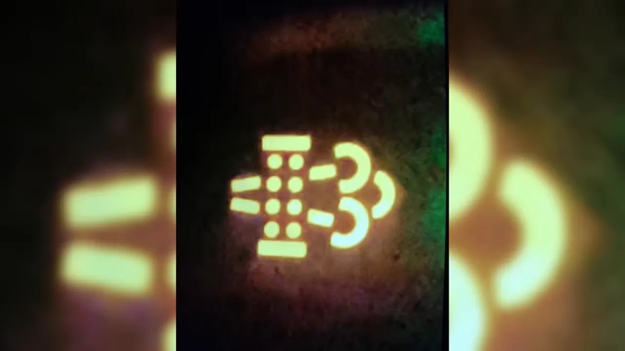 Illuminated particulate filter warning symbol on an instrument display