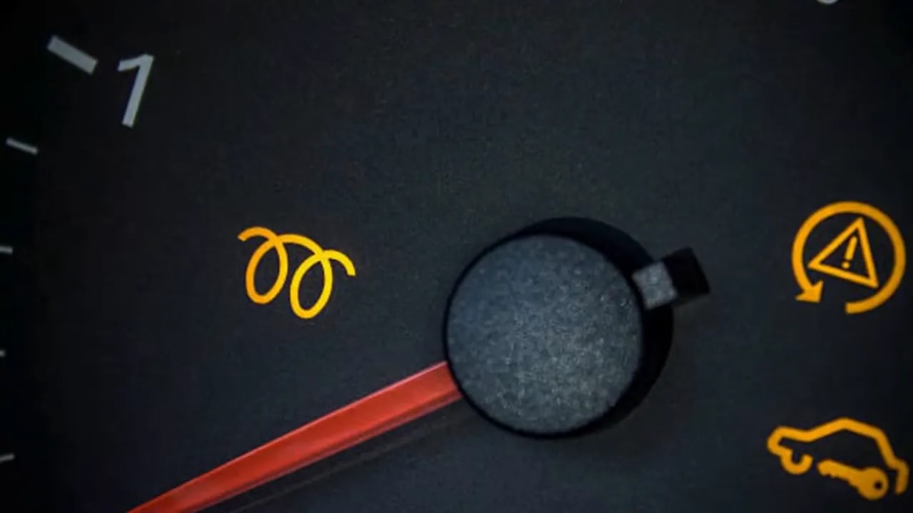 Instrument cluster with an illuminated yellow coil-shaped glow-plug indicator