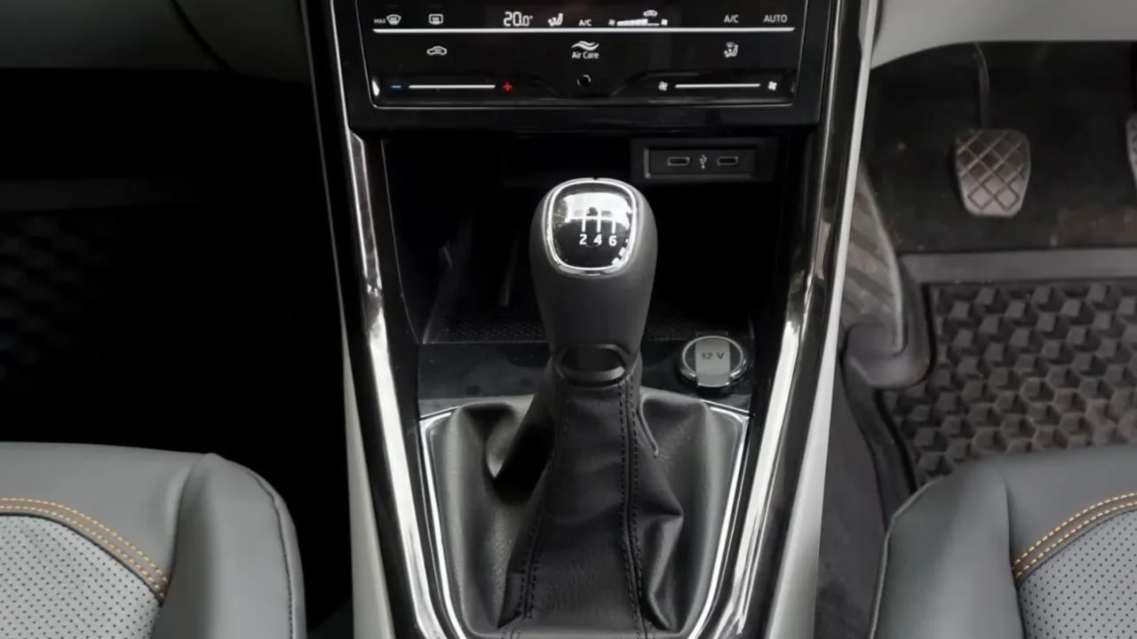 Manual gear lever with a six-speed shift pattern beside the center console